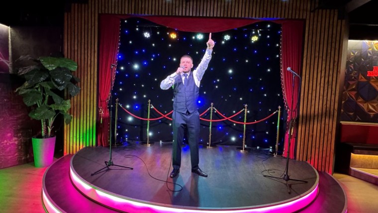 Sander Laprik laulmas.jpg