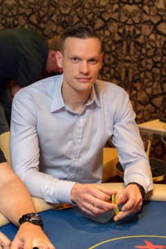 Valitsev Eesti pokkerimeister kaotab oma stäki Carmen-Elinale